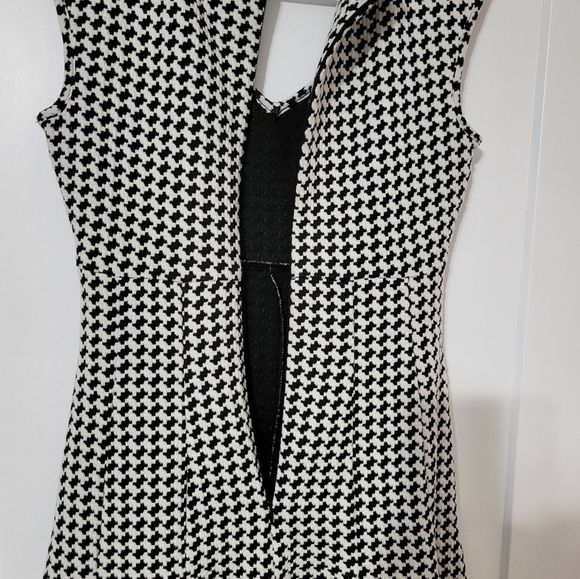 Taylor Dress Size 6 - Picture 3 of 5